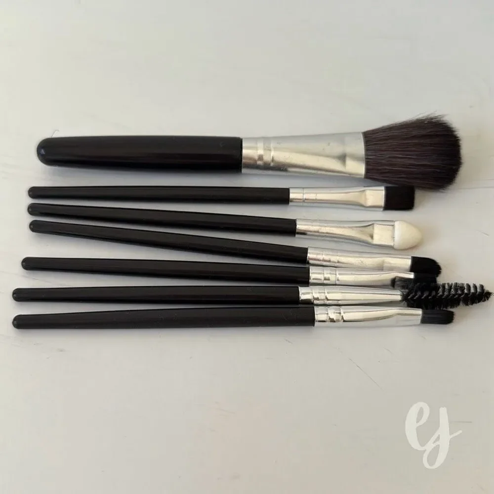 7 Travel Makeup Brushes in the Margot Case – Red with Black Hearts